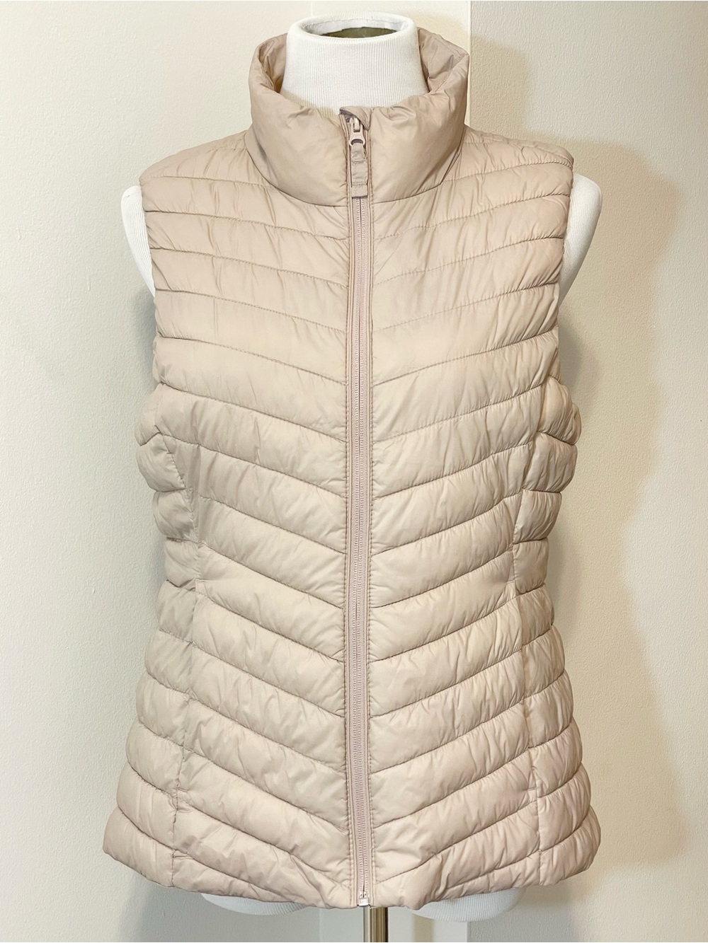 Old Navy Women’s Quilted Puffer Vest Tan Size Medium - Picture 1 of 8